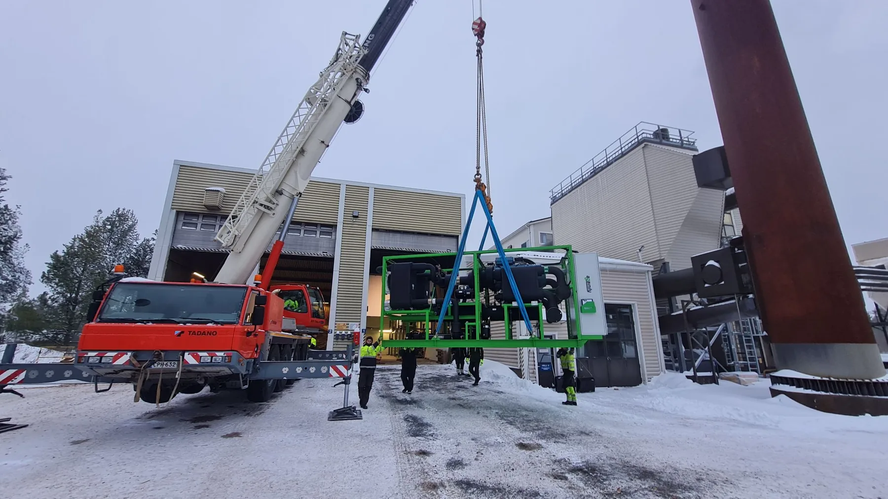 Againity ORC unit being lifted into place at Kannuksen Kaukolämpö